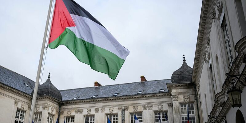 Einige französische Kommunen haben die palästinensische Flagge gehisst. - Foto: Loic Venance/AFP/dpa
