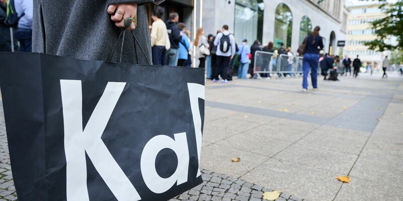 In dem neuen Pop Mart Store gibt es auch die beliebten Labubus. - Foto: Annette Riedl/dpa
