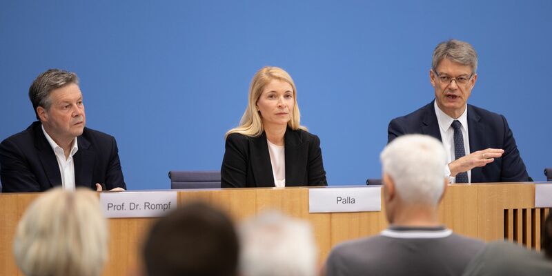 Will den Konzern vom Kopf auf die Füße stellen: Die neue Bahnchefin Evelyn Palla. (Archivbild) - Foto: Andreas Gora/dpa