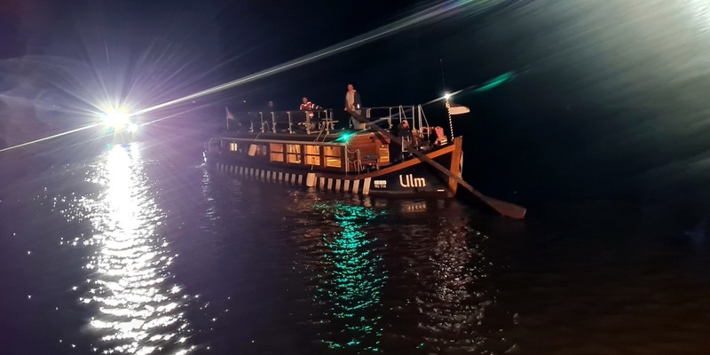 FW Lüchow-Dannenberg: +++ nächtliche Rettung auf der Elbe +++ Ulmer Schachtel läuft bei geringem Wasserstand auf Grund +++ Feuerwehr evakuiert über 30 Personen +++ - Foto: presseportal.de