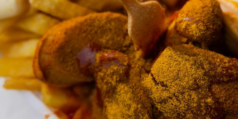 Mit der neuen Plakette macht Oberbürgermeister Sören Link (SPD) klar: Hier in Duisburg wurde die Currywurst erfunden. - Foto: Rolf Vennenbernd/dpa