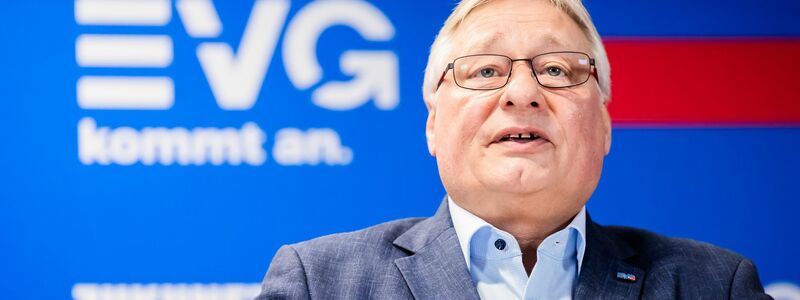 EVG-Chef Martin Burkert probt den Machtkampf mit dem Bundesverkehrsminister. Die Gewerkschaft will den designierten neuen DB-InfraGo-Chef Dirk Rompf verhindern.  - Foto: Christoph Soeder/dpa