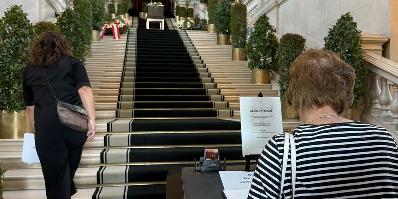 Verstorbene Ehrenmitglieder des Burgtheaters werden traditionell mit großer Geste verabschiedet. - Foto: Matthias Röder/dpa