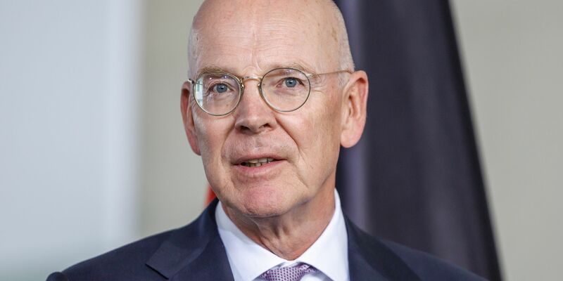 Der Banker Blessing soll im Auftrag des Kanzlers Investoren gewinnen. - Foto: Andreas Gora/dpa