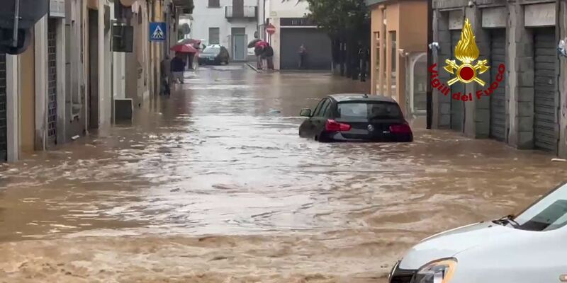 In der Stadt Cabiate zwischen Mailand und dem Comer See fließt das Wasser kniehoch durch die Straßen. - Foto: -/Vigili del Fuoco/dpa
