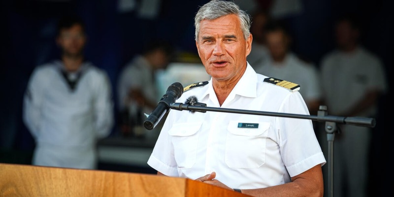 Großer Zapfenstreich für den Befehlshaber der Flotte - Foto: presseportal.de