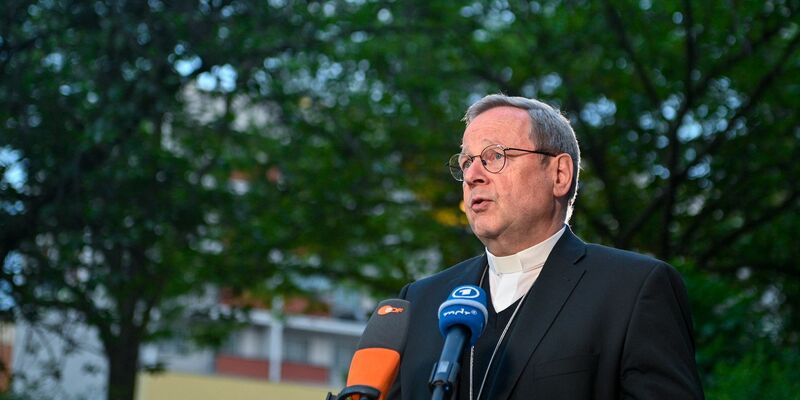 Der Vorsitzende der Deutschen Bischofskonferenz, Georg Bätzing, sieht keinen Widerspruch zwischen dem Reformweg der deutschen Katholiken und jüngsten Äußerungen des Papstes (Archivbild). - Foto: Klaus-Dietmar Gabbert/dpa
