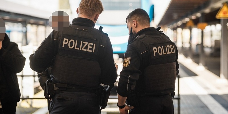 Bundespolizeidirektion München: Vier Ausschreibungen und ein Gewalttäter / Bundespolizei landet vier Fahndungstreffer und übergibt Jugendlichen an Betreuer - Foto: presseportal.de