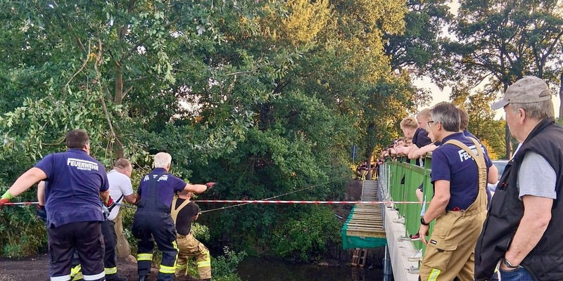 FW-OLL: Die Feuerwehren Sandhatten und Huntlosen treffen sich alle zwei Jahre zum legendären Huntewettkampf - Foto: presseportal.de