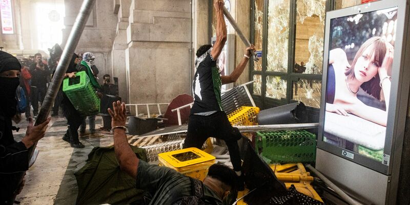 Bei den Krawallen wurden nach Angaben der Polizei mehrere Dutzend Menschen verletzt. - Foto: Marco Ottico/LaPresse/AP/dpa