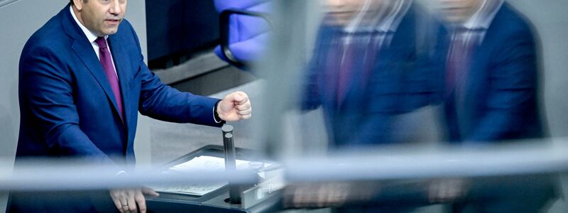 Nach dem Beschluss des ersten schwarz-roten Etats jetzt steht schon der zweite für Lars Klingbeil zur Debatte. (Archivbild) - Foto: Britta Pedersen/dpa