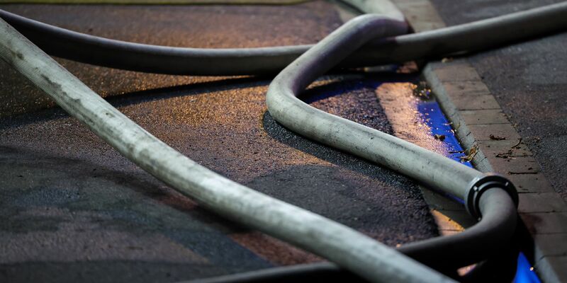 Ein neunjähriges Kind wird nach einem Großbrand in Pinneberg vermisst. (Symbolbild) - Foto: Christoph Reichwein/dpa