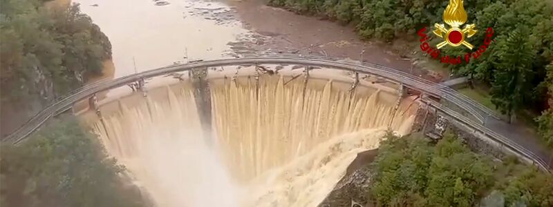 Das Standbild aus einem Video der italienischen Feuerwehr zeigt den Fluss Valla. - Foto: Vigili del Fuoco/dpa