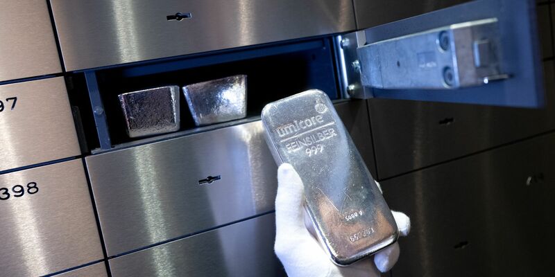Edelmetalle gelten bei vielen Investoren als sichere Häfen in Zeiten politischer Unsicherheiten,  Silber ist zudem ein wichtiges Industriemetall. (Symbolbild) - Foto: Sven Hoppe/dpa