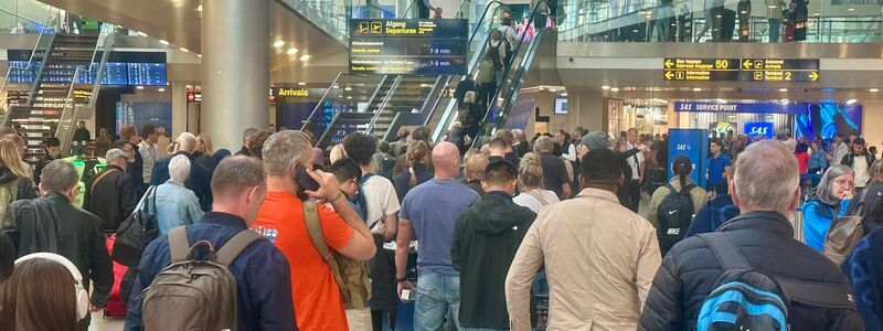 An einem Serviceschalter am Flughafen bildete sich eine lange Warteschlange. - Foto: Steffen Trumpf/dpa