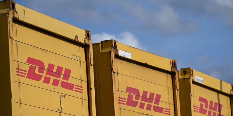 Container von DHL, üblicherweise voll mit Paketen.  - Foto: Wolf von Dewitz/dpa