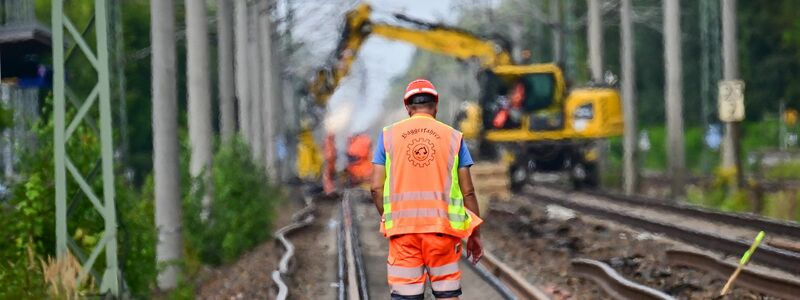 Bei der Bahn wird es in den kommenden Jahren viele Baustellen geben - und damit auch immer wieder Einschränkungen für die Fahrgäste. Aber: Ohne Bauarbeiten würde die schon marode und störungsanfällige Infrastruktur zu einem noch größeren Problem. (Archivbild) - Foto: Sebastian Christoph Gollnow/dpa