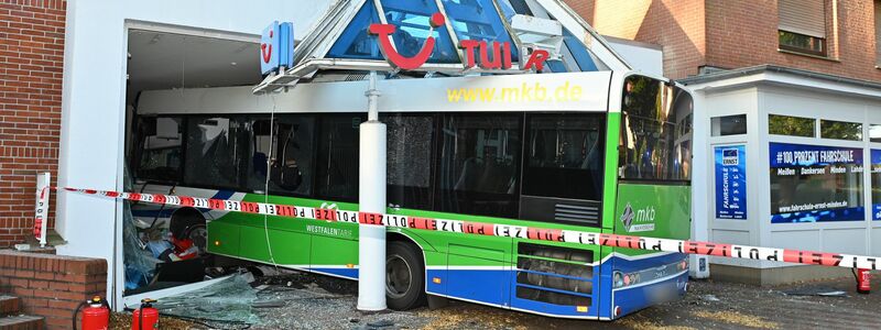 Die Unfallursache war zunächst unklar.  - Foto: Susanne Kußmann/dpa
