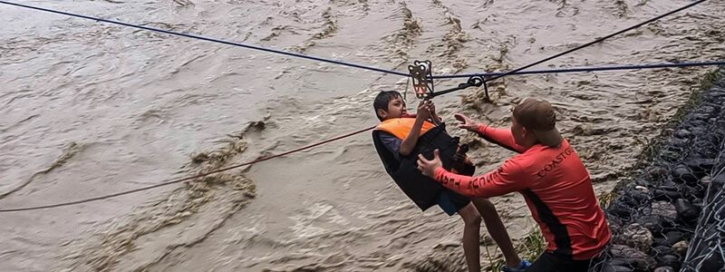 Viele Menschen mussten ihre Häuser verlassen und sich in Sicherheit bringen. - Foto: Philippine Coast Guard/XinHua/dpa