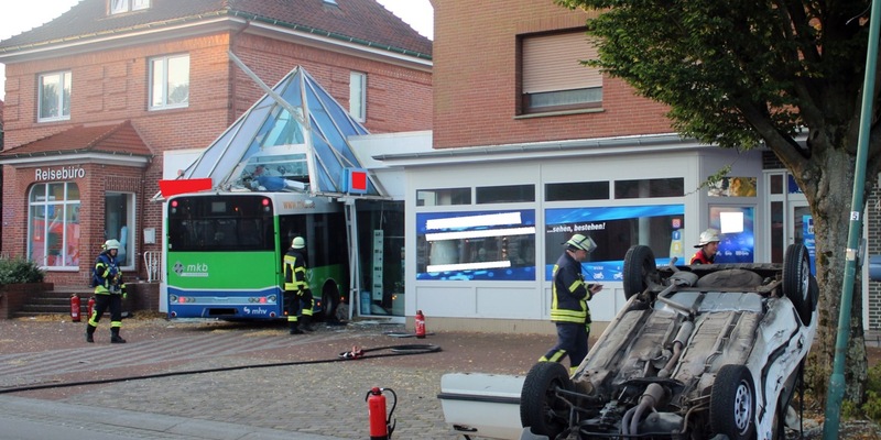 POL-MI: Bus kracht nach Kollision in Reisebüro - Foto: presseportal.de