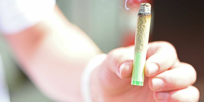 Junge Erwachsene greifen einer neuen Studie zufolge häufiger zu Cannabis als früher. (Illustration) - Foto: Michael Brandt/dpa