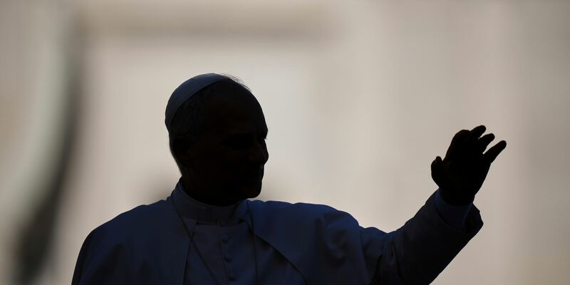 Papst Leo XIV. auf dem Petersplatz. - Foto: Alessandra Tarantino/AP/dpa