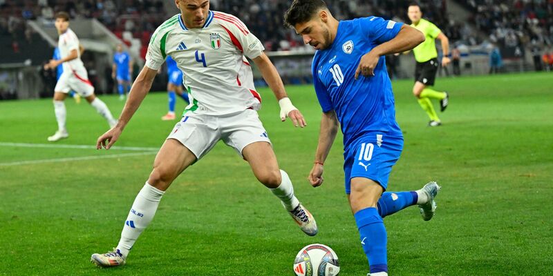 Israels Fußballer um Manor Solomon (r) sollen nach dem Willen von UN-Experten von internationalen Turnieren ausgeschlossen werden. - Foto: Denes Erdos/AP/dpa