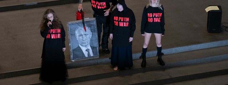 In der Pinakothek der Moderne prangerte das Künstler-Kollektiv den russischen Präsidenten Putin als Kriegsverbrecher an. (Archivbild) - Foto: Peter Kneffel/dpa
