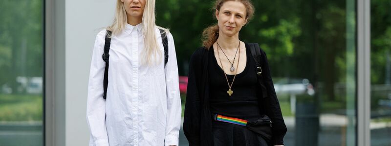Diana Burkot (l) ist eine Aktivistin des feministischen Kollektivs, zu dem auch Maria Aljochina (r) gehört. (Archivbild)  - Foto: Matthias Balk/dpa