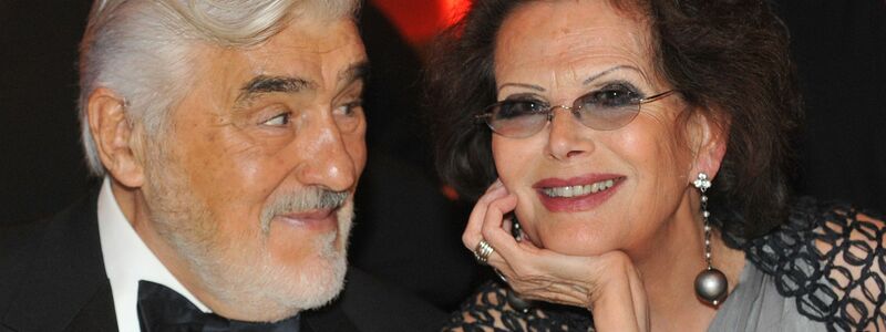 Der Schauspieler Mario Adorf und Claudia Cardinale sitzen 2010 bei der Verleihung des Deutschen Entertainment-Preises DIVA nebeneinander. - Foto: Andreas Gebert/dpa/Pool/dpa