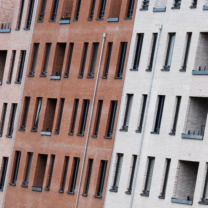 Auch außerhalb der großen Städte zogen die Preise für Wohnimmobilien fast überall an. - Foto: Julian Stratenschulte/dpa