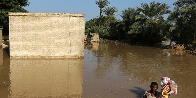 89 Prozent der von Überschwemmungen Betroffenen leben in Ländern mit niedrigem oder mittlerem Einkommen (Archivbild) - Foto: Asim Tanveer/AP/dpa