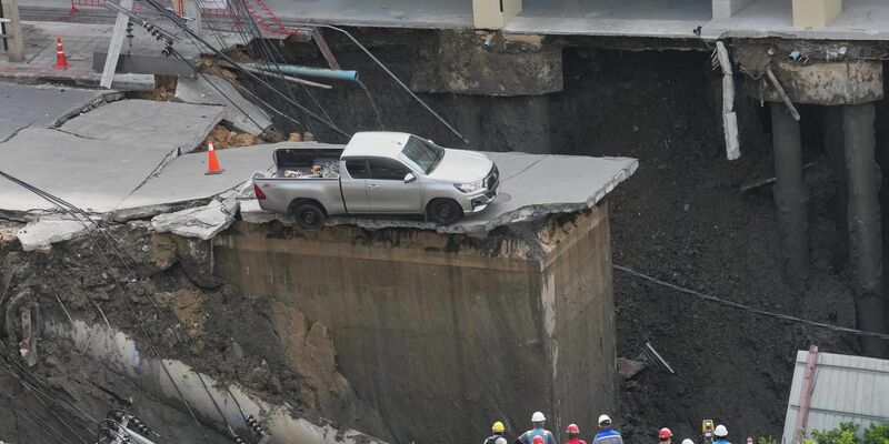 Das Erdloch vor dem Krankenhaus war gewaltig. - Foto: Sakchai Lalit/AP/dpa