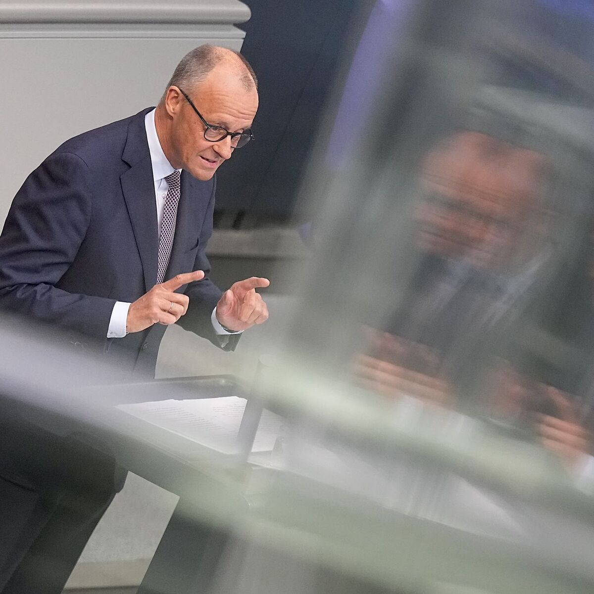 Kanzler Friedrich Merz (CDU) stimmte im Bundestag auf große Reformen ein. (Archivfoto) - Foto: Michael Kappeler/dpa