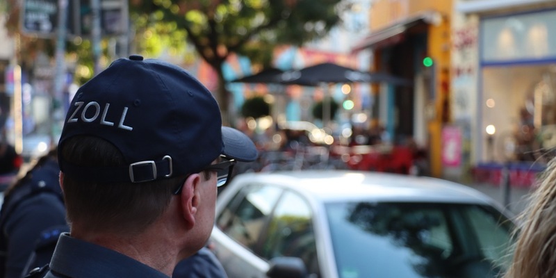 HZA-HB: Bundesweite Schwerpunktprüfung gegen Schwarzarbeit / Zoll überprüft Gastronomie und Hotellerie / 5 Festnahmen wegen illegalen Aufenthalts - Foto: presseportal.de