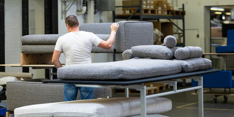 In den ersten sieben Monaten des Jahres haben Verbraucher aus Deutschland deutlich weniger Polstermöbel bestellt. (Archivbild) - Foto: Guido Kirchner/dpa