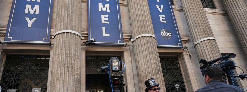 Jimmy Kimmel ging nach einer Zwangspause wieder auf Sendung.  - Foto: Chris Pizzello/Invision/AP/dpa