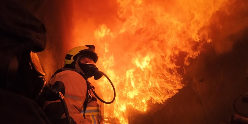 FW-EN: Feuerwehr Herdecke trainiert realistische Brandeinsätze in einem Übungscontainer - Hygienekonzept wird beübt - Foto: presseportal.de