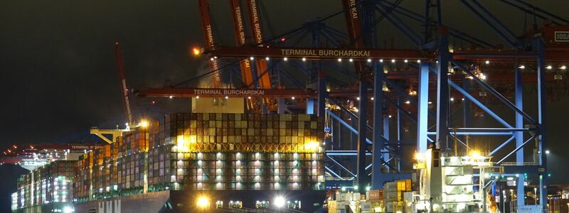 Die Wirtschaft hat sich in den einzelnen Bundesländern sehr unterschiedlich entwickelt. Hamburg, dessen Hafen hier zu sehen ist, hat zugelegt. (Archivbild)  - Foto: Friedemann Kohler/dpa