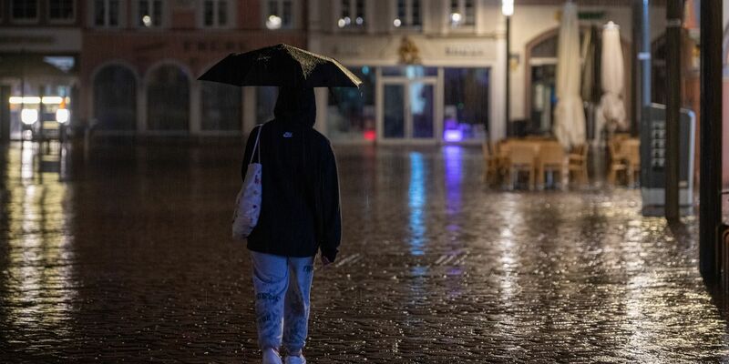 Der Regenschirm darf im Süden in den kommenden Tagen nicht fehlen. - Foto: Harald Tittel/dpa