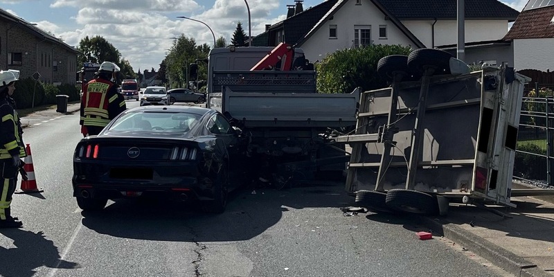 POL-MI: Ford Mustang kollidiert mit geparktem Fahrzeuggespann - Foto: presseportal.de