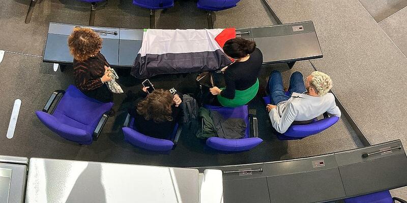 Linken-Aktion mit Palästinenser-Fahne im Bundestag am 24.09.2025 - Foto: über dts Nachrichtenagentur