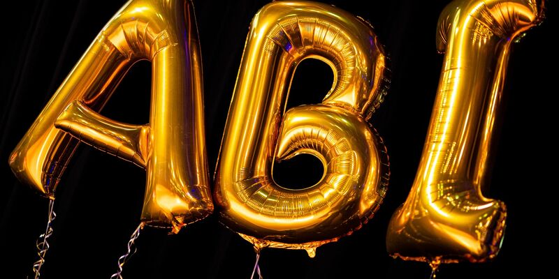 Etwa 10.000 Euro hat ein Abiturjahrgang für die Abschlussfeier gespart - nun ist das Geld weg und die Polizei ermittelt. (Symbolbild) - Foto: Moritz Frankenberg/dpa