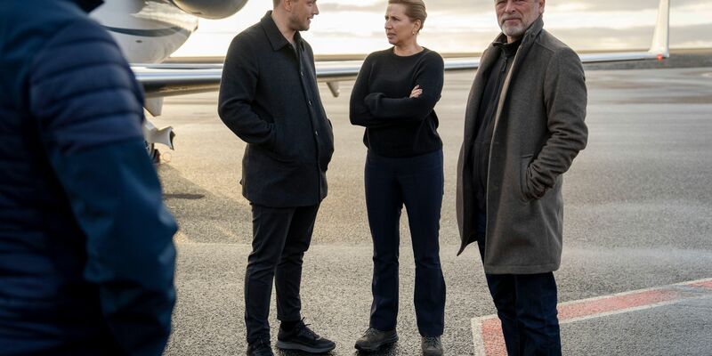 Der grönländische Regierungschef Jens-Frederik Nielsen (links) begrüßte die dänische Ministerpräsidentin Mette Frederiksen und ihren Ehemann Bo Tengberg am Dienstagabend in Nuuk. - Foto: Mads Claus Rasmussen/Ritzau Scanpix Foto/AP/dpa