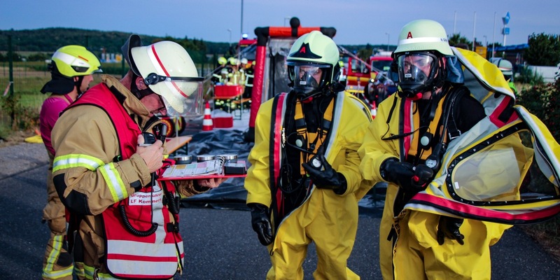 FW Mechernich: Briefumschlag im Zustellstützpunkt der Deutschen Post Mechernich löst Gefahrguteinsatz aus - Foto: presseportal.de