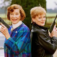 Lois Maxwell (l) und Samantha Bond haben beide «Miss Moneypenny» gespielt. (Archivbild) - Foto: Richard Chambury/Globe Photos via ZUMA Wire/dpa