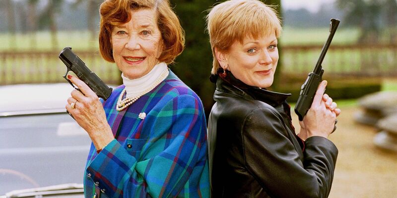 Lois Maxwell (l) und Samantha Bond haben beide «Miss Moneypenny» gespielt. (Archivbild) - Foto: Richard Chambury/Globe Photos via ZUMA Wire/dpa