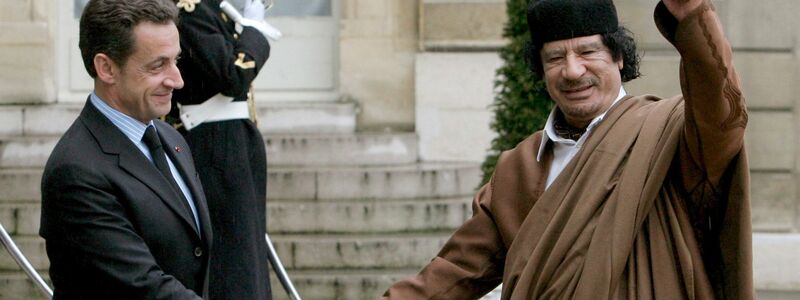 2007: Sarkozy empfängt Al-Gaddafi mit Pomp im Élysée-Palast. (Archivbild) - Foto: epa Maya Vidon/EPA/dpa