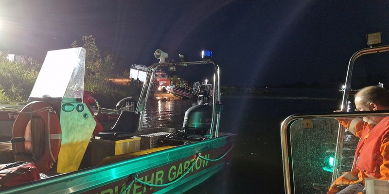 FW Lüchow-Dannenberg: +++ Großeinsatz an der Elbe +++ Person nach Sprung in die Elbe nicht gefunden +++ - Foto: presseportal.de