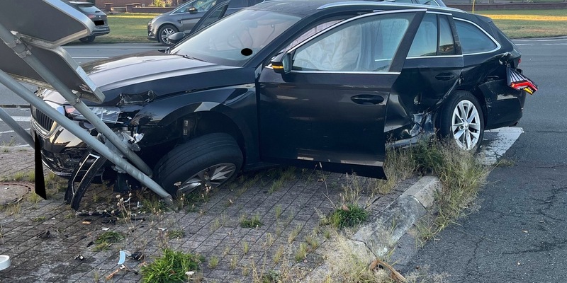 POL-MI: Zwei Totalschäden nach Kreuzungsunfall - Foto: presseportal.de